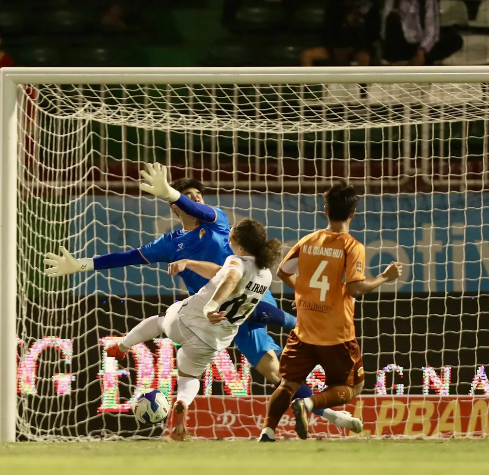 Abdel Amine Trần Đức Vinh lập công ở bàn ấn định chiến thắng 2-0 cho SLNA. Ảnh: MINH TRẦN