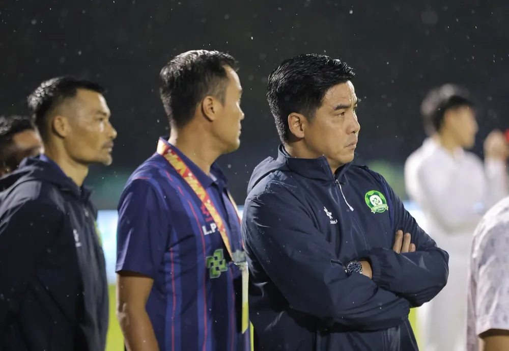 HLV Nguyễn Việt Thắng cảm nhận áp lực lớn ngay ở giai đoạn đầu mùa V-League 2026-2027. Ảnh: ĐNFC