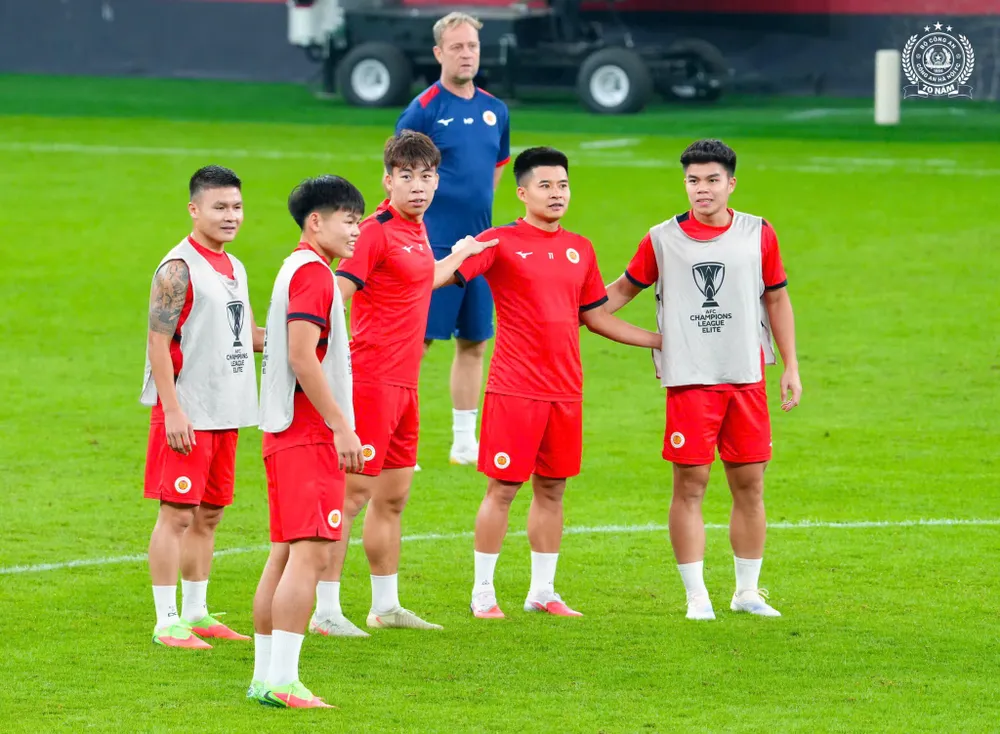 CLB CAHN tập nhẹ làm quen mặt sân thi đấu vào tối 26-10. Ảnh: CAHN FC