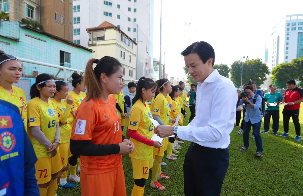 Phó Giám đốc Sở VH-TT TPHCM Nguyễn Nam Nhân trao quà động viên toàn đội trước khi lên đường sang Ấn Độ. Ảnh: HFF