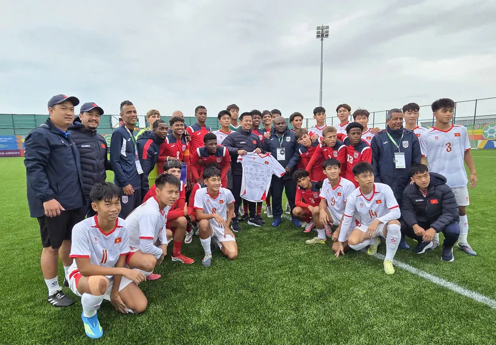 Cầu thủ hai đội U15 Việt Nam và U15 Cuba chụp hình lưu niệm trước trận đấu. Ảnh: VFF