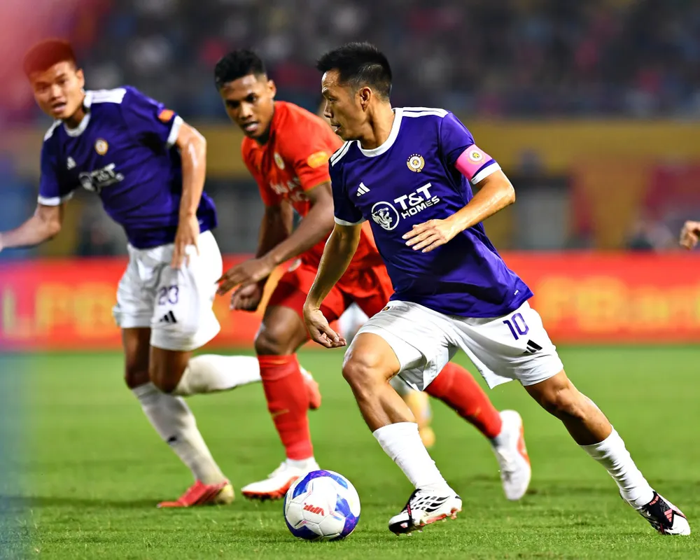 Văn Quyết là điểm tựa khu trung tuyến của Hà Nội FC. Ảnh: VPF