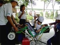 Vietnamese Agent Orange Victims Move Many Americans ảnh 1