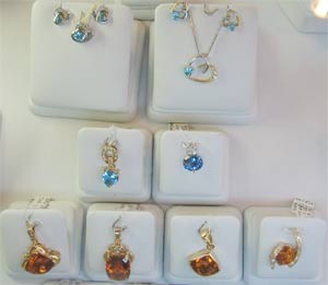 Sparkling Stones With ‘Gold’ Standard ảnh 2