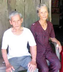 Hai vợ chồng già quá cơ cực
