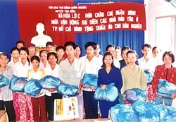 Những tấm áo nghĩa tình