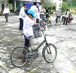 Nhận quà từ thiện 3 chiếc xe đạp... hỏng