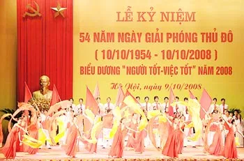 Văn nghệ mừng kỷ niệm ngày giải phóng thủ đô. Ảnh: Minh Điền
