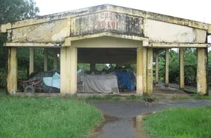 Hàng loạt nhà lồng chợ thành “phế tích”