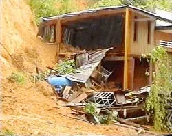 Các tỉnh miền Trung: Khẩn trương khắc phục hậu quả mưa lũ ảnh 2