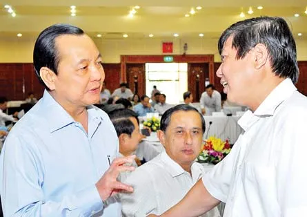 Bí thư Thành ủy TPHCM Lê Thanh Hải trao đổi cùng các đại biểu dự hội nghị. Ảnh: VIỆT DŨNG