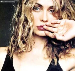Nữ sứ giả Emmanuelle Béart