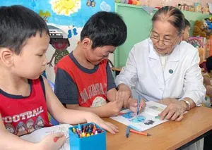 Bà nội ở làng Hòa Bình ảnh 2