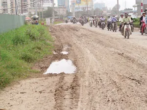 Bức xúc: Dãy nắp hố ga bấp bênh ảnh 3