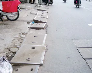 Bức xúc: Dãy nắp hố ga bấp bênh