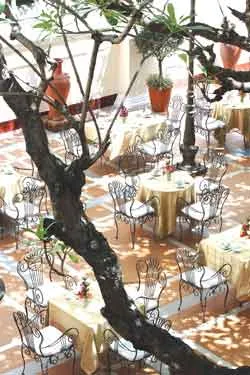 Vẻ đẹp từ khách sạn cổ nhất Việt Nam ảnh 3