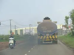 Khói xe ô tô “tàn sát” môi trường