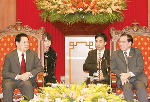 Tổng Bí thư Nông Đức Mạnh tiếp đồng chí Chu Vĩnh Khang