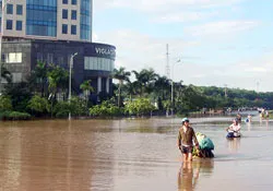 Hà Nội sáng nay: Tạnh mưa, nhưng vẫn ngập nặng ảnh 3