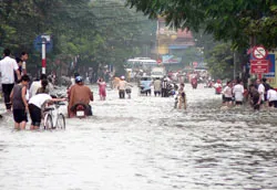 Hà Nội sáng nay: Tạnh mưa, nhưng vẫn ngập nặng