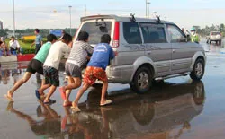 Hà Nội sau trận mưa lịch sử: Đổ xô đi làm “ngư dân” ảnh 2