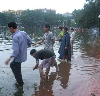 Hà Nội sau trận mưa lịch sử: Đổ xô đi làm “ngư dân”