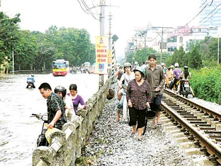 Hà Nội: Mưa giảm nhưng còn ngập nặng