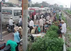 Hà Nội lại mưa, tiếp tục tắc đường