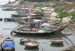 Dầu tràn, ngư dân… treo lưới