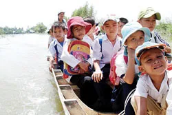 Mùa lũ - Chòng chành đường đến lớp