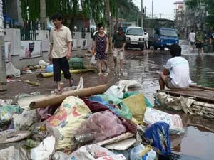 Rác thải ở phố Định Công khi nước vừa rút đi