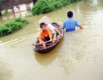 Tình người giữa vùng nước lũ