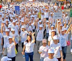 Hơn 10.000 người đi bộ “Đoàn kết vì người nghèo”