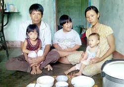 Gia đình có ba đứa con mang bệnh nặng
