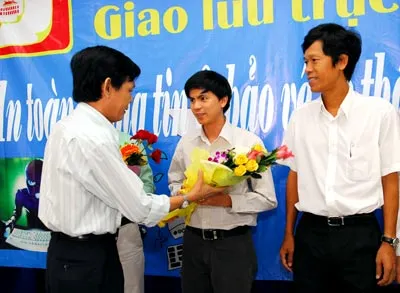 Phó Tổng Biên tập Báo SGGP Nguyễn Tấn Phong tặng hoa anh Hồ Phước Thuận - Phó Giám đốc VDC khu vực 2