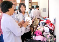 Từ ngày 15-11, thực hiện nón bảo hiểm hợp quy chuẩn QCVN2 và tem CR: Nhiều lúng túng!