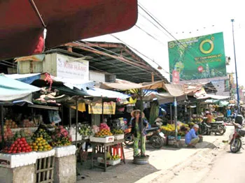 Quận 12, TPHCM: Có chợ mới nhưng vẫn bán lề đường