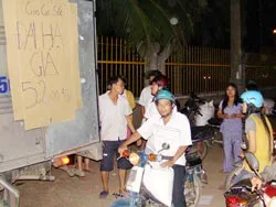 TPHCM: Người dân đổ xô đi mua gạo giảm giá