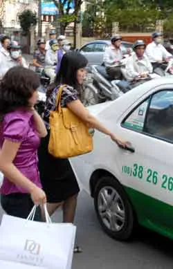 Giá cước taxi tăng tốc hành, giảm… nhỏ giọt!?