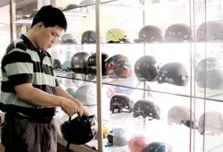 Ngày đầu tiên thực hiện dán tem CR trên nón bảo hiểm: Chậm chuyển đổi