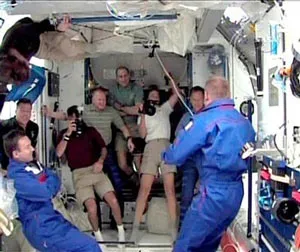 Tàu con thoi Endeavour bắt đầu nâng cấp ISS