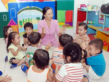 Cô Lan đang dạy các em nhỏ học hát, học vẽ