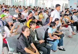 Bán vé tàu qua tin nhắn: Hợp thức hóa vé chợ đen?