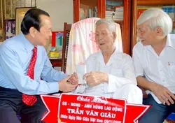 Bí thư Thành ủy TPHCM Lê Thanh Hải thăm và chúc mừng giáo sư Trần Văn Giàu