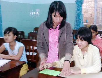 Cô giáo khuyết tật Phan Thị Thu Giang vẫn ngày ngày nâng đỡ học trò khiếm thị tại HNM tỉnh Thừa Thiên - Huế “vượt bóng đêm”