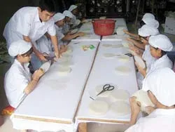 Những chiếc bánh mang hồn quê đi xa ảnh 2