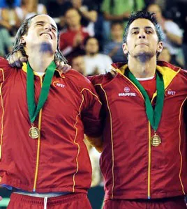 Feliciano Lopez (trái) và Fernando Verdasco trên bục nhận chiếc huy chương vô địch Davis Cup cao cả.