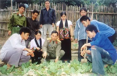 Anh bộ đội “đuổi” bệnh cho bản làng