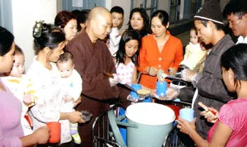 Nhà sư tư vấn AIDS