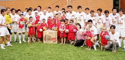 Chụp ảnh kỷ niệm buổi giao lưu trước lúc chia tay.